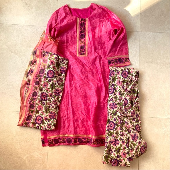 Silk Set - Kurta, Churidar, Dupatta - Picture 3 of 15